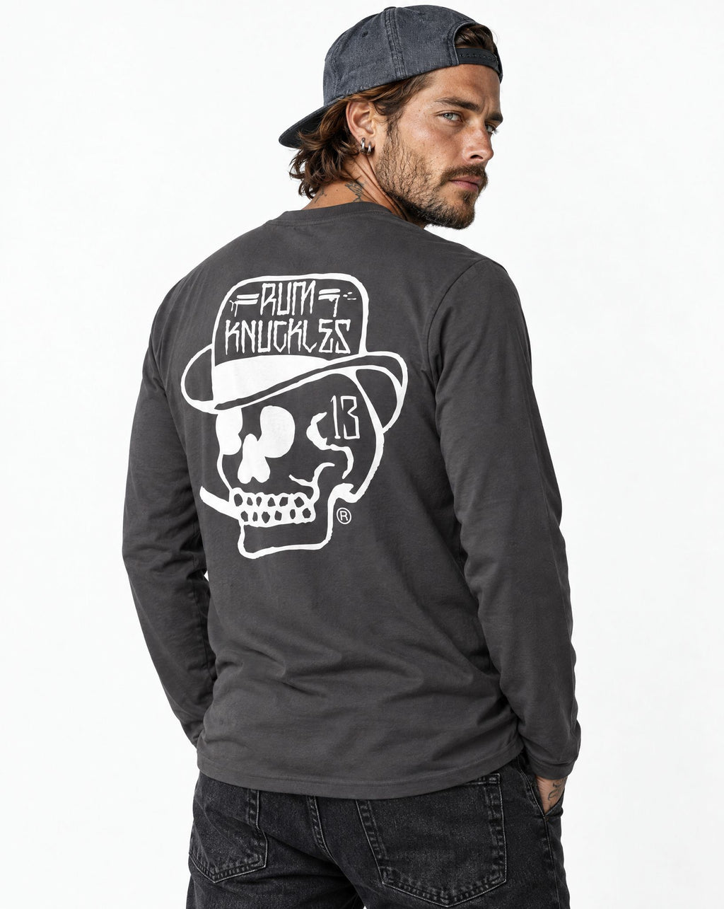 RUM KNUCKLES SMOKIN SKULL Long Sleeve Tee - Charcoal - model back