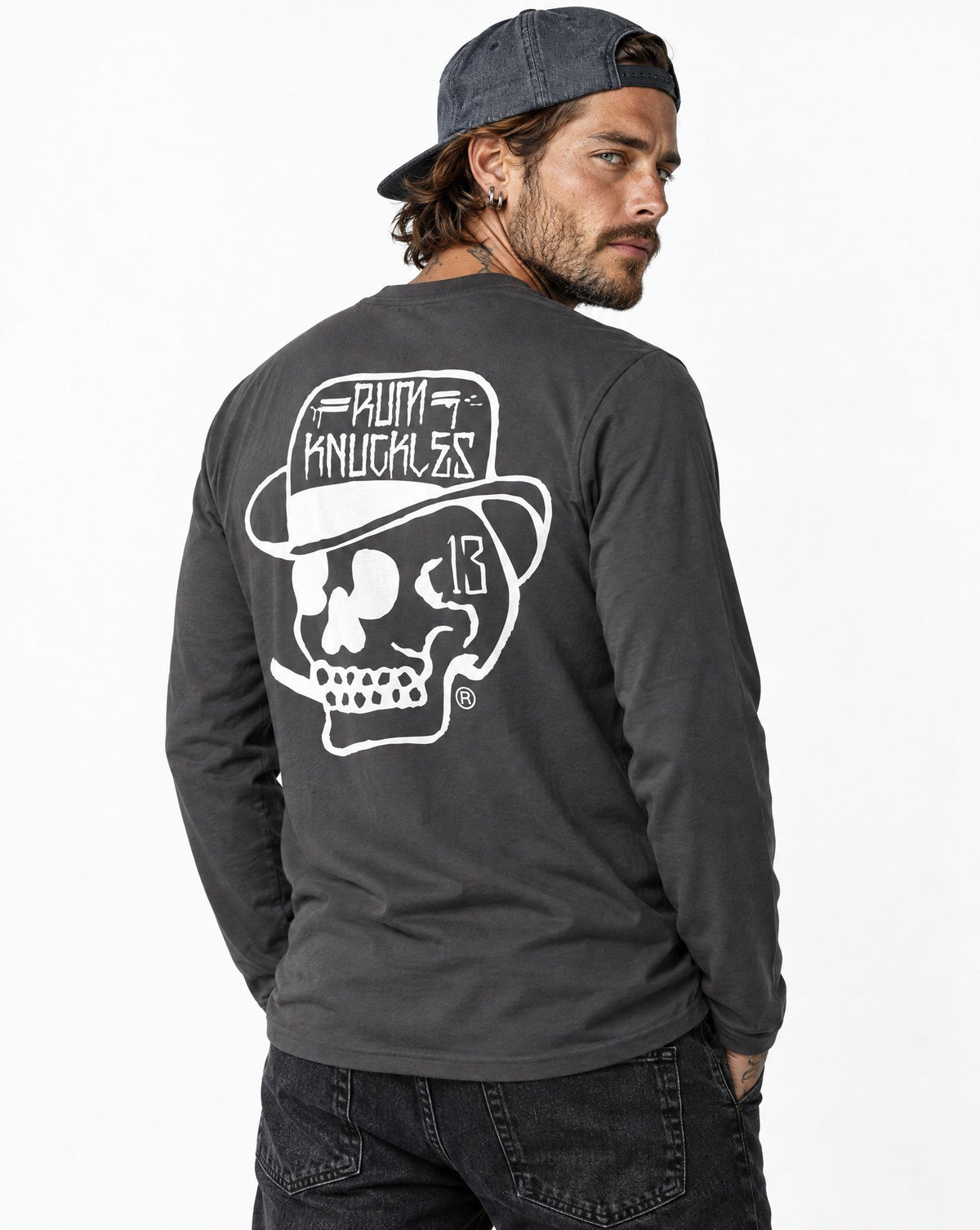 RUM KNUCKLES SMOKIN SKULL Long Sleeve Tee - Charcoal - model back